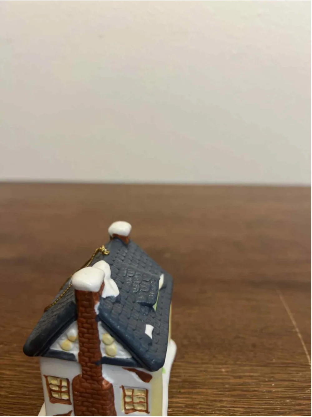 Readers Digest The Queen’s Inn ceramic bell ornament house Shaped miniature